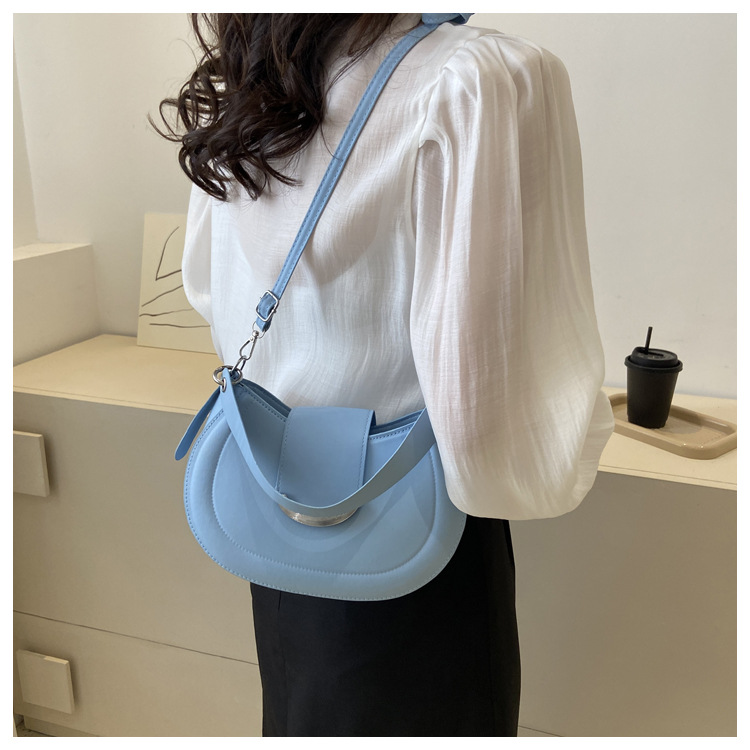 Borsa semplice per ascelle di nicchia Borsa casual a mezzaluna popolare 2023 Nuova borsa estiva Borsa a tracolla di tendenza della moda da donna_voghion.com