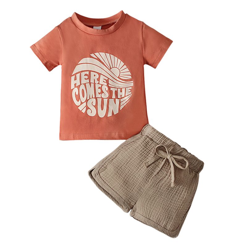 Mère et enfants Style d'été pour filles, haut à manches courtes imprimé avec lettres + short marron clair, vêtements deux pièces pour enfants_voghion.com
