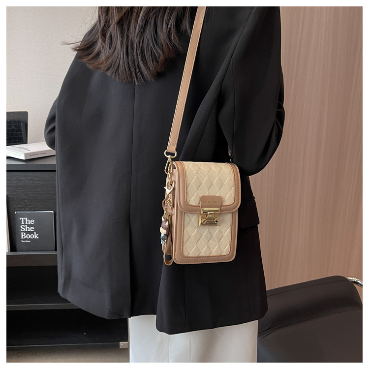 Borsa per cellulare Borsa da donna 2023 Nuova nicchia Borsa da donna Borsa a tracolla Borsa piccola all-match di lusso leggera a contrasto di colore_voghion.com