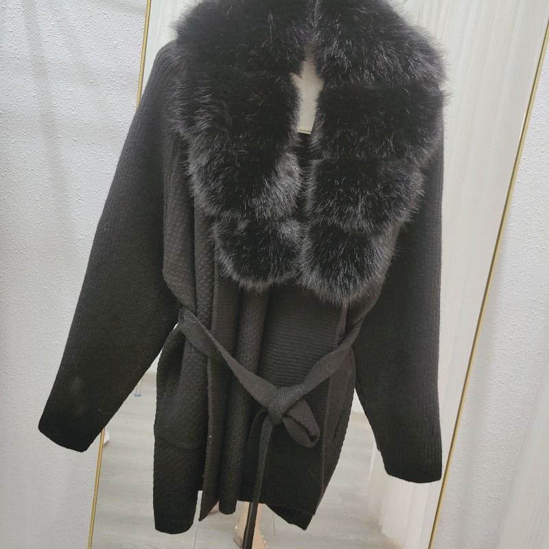 Damenbekleidung: Luxuriöse Strickjacke für Damen mit Kragen aus Kunstfuchspelz – weicher und warmer Pullovermantel mit offener Vorderseite für elegante Freizeitkleidung (Grau, Schwarz)_voghion.com