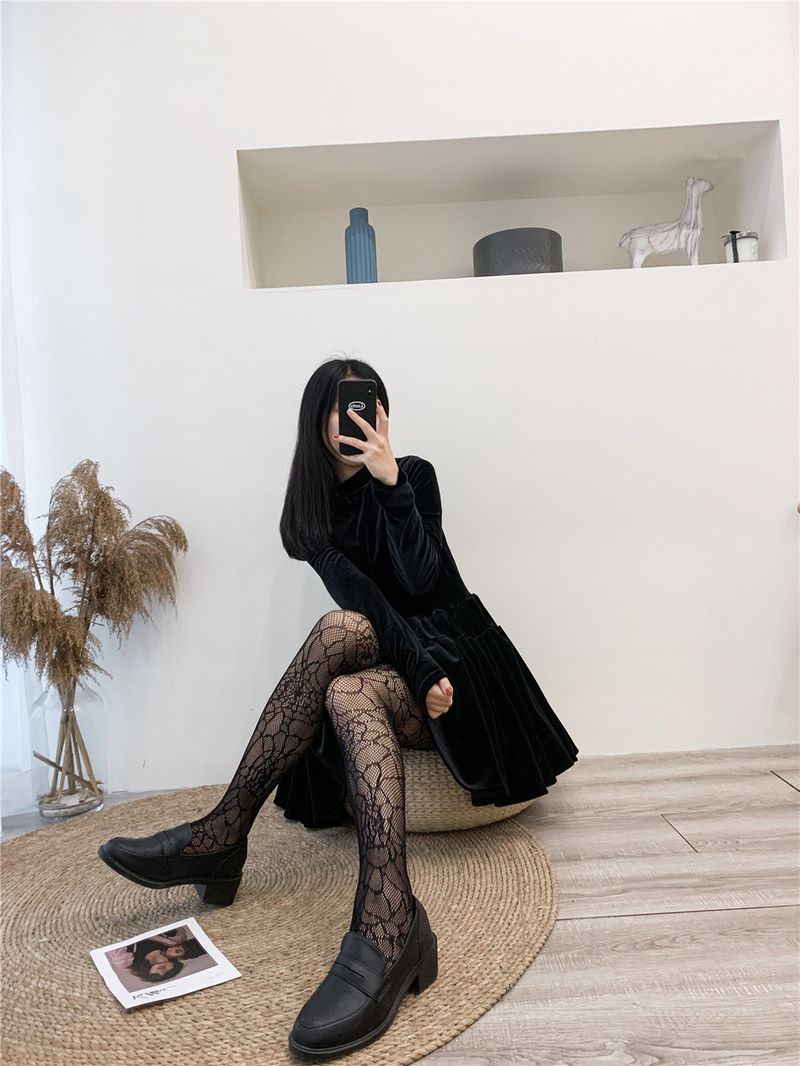 2024 Medias negras ahuecadas prensadas en caliente Jk Pantalones de malla sexy Letras grandes atractivas Calcetines de red de pesca con lazo_voghion.com