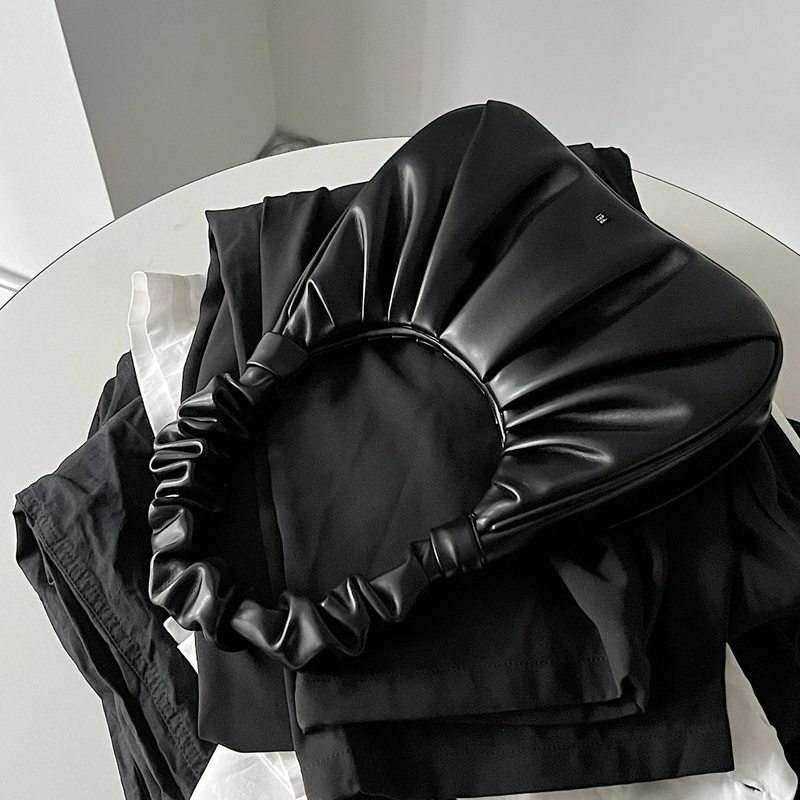Mene tuulisiin paikkoihin, Liu Yifei. Saman tyylinen JW Cloud Bag, pehmeän nahkainen. Kädessä pidettävä kainalolaukku laskoksilla._voghion.com