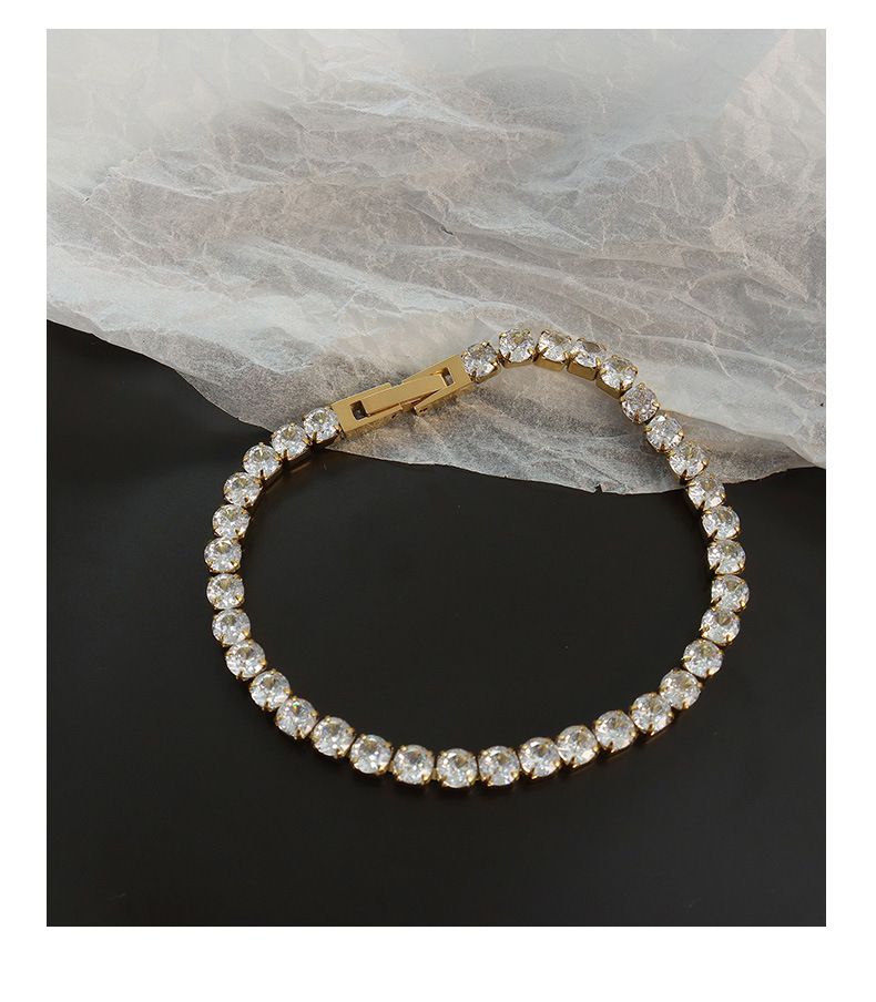 Pulsera minimalista de lujo con dijes de acero de titanio chapada en oro | Elementos de circonita y cierre de garra (E032)_voghion.com