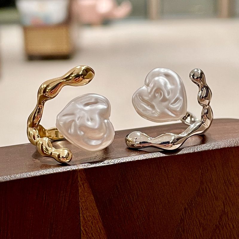 Anello aperto con perla barocca a forma di cuore, unico e irregolare, in metallo, con indice, anello alla moda e temperamento alla moda._voghion.com