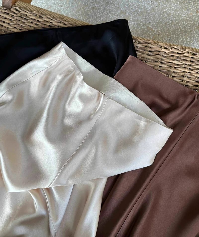 Black midi with gentle temperament, silky smooth satin loose mid length skirt, fishtail skirt for women, slimming design_voghion.com