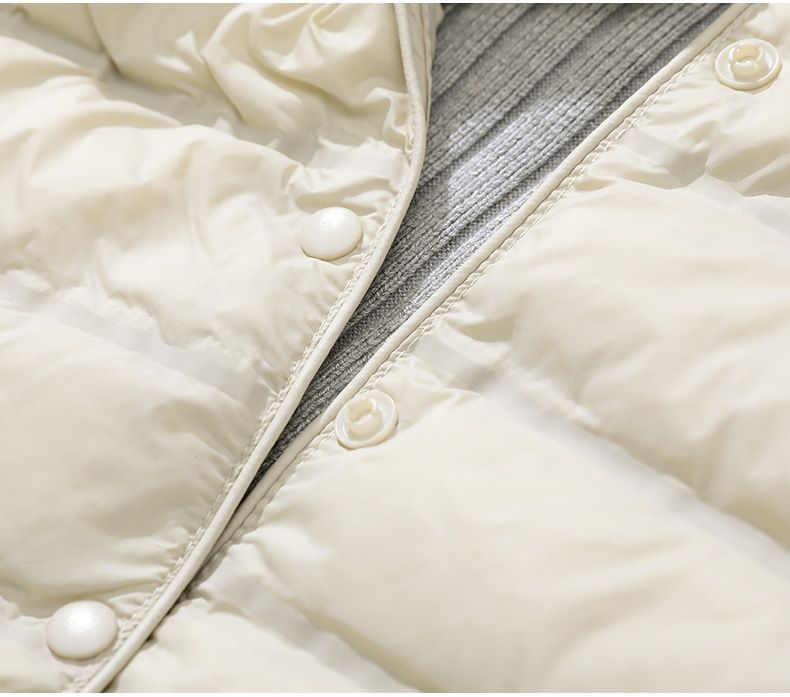 "Gilet leggero da donna slim fit in piuma d'oca, lunghezza media, con cappuccio, design laminato senza cuciture, color cachi/nero/beige"_voghion.com