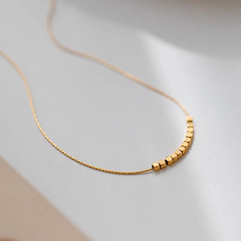 Trama di moda giapponese e coreana in ottone placcato oro con piccole perle dorate quadrate incise, temperamento semplice e alla moda._voghion.com