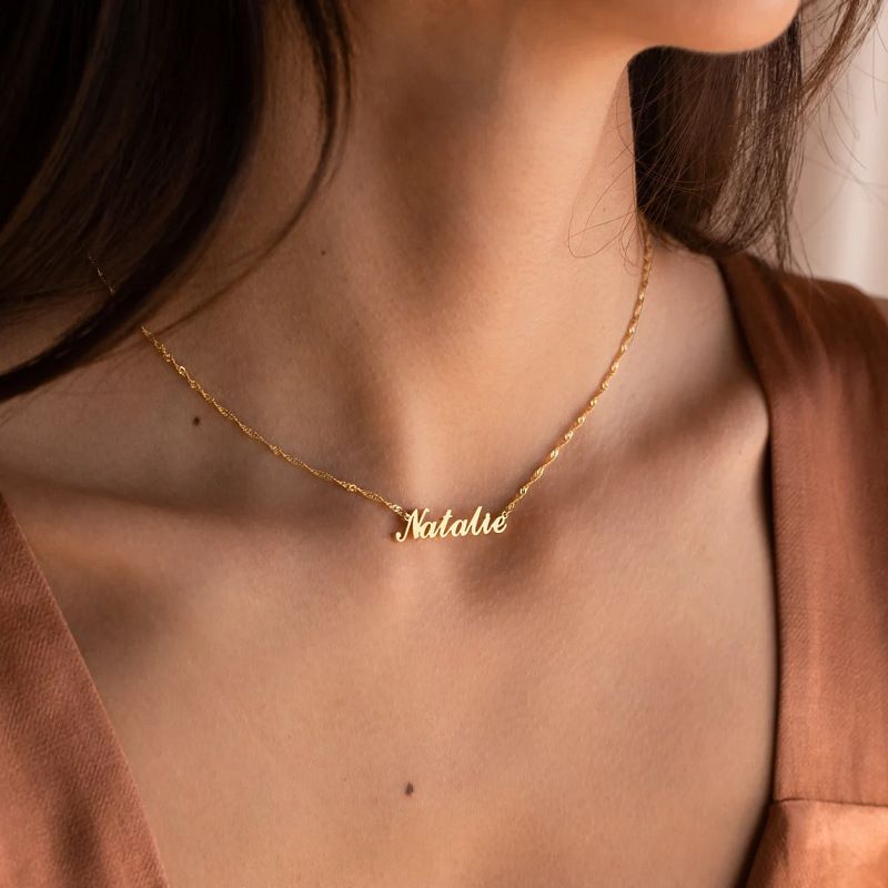 Collana in acciaio al titanio con lettera inglese e nome del compleanno, catena per clavicola, ciondolo da donna_voghion.com