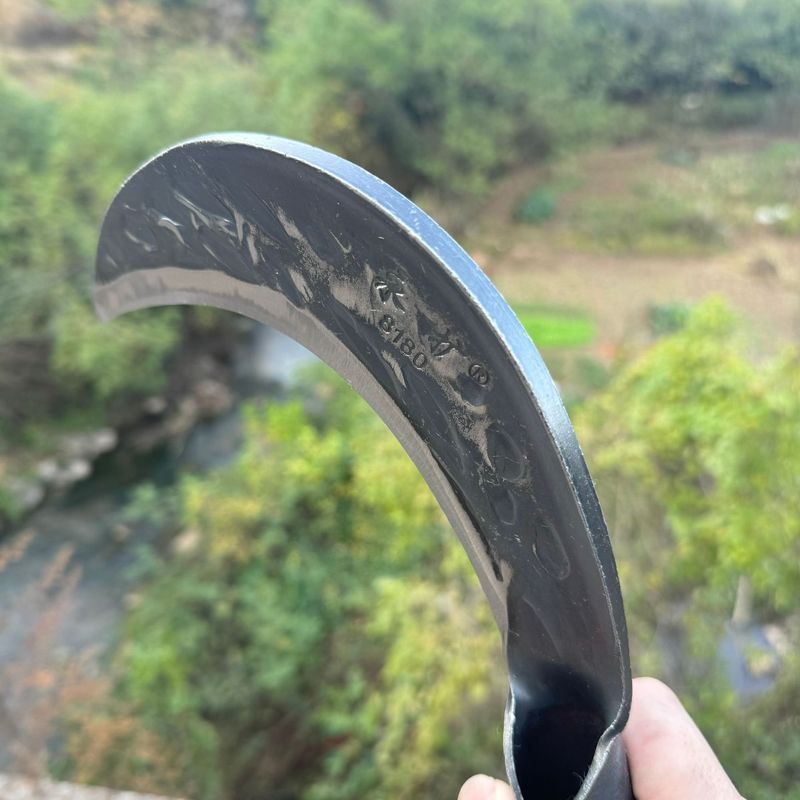 Falcetto forgiato a mano – Lama a forma di luna ad alta durezza per lavori agricoli, disboscamento e taglio della legna (manico lungo, lama da 180 mm)_voghion.com