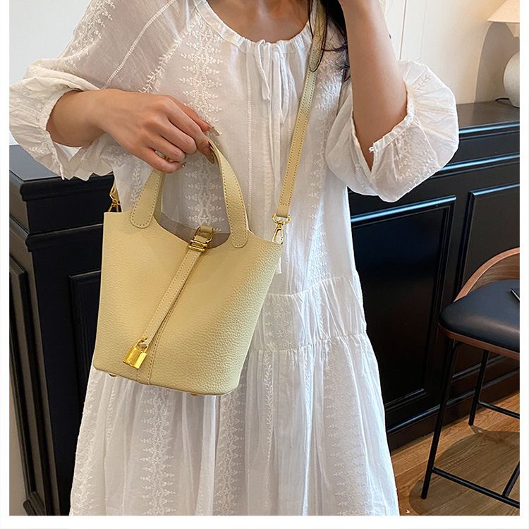 2025 New Fashion Handheld Basket Women's Bucket Trendy Crossbody Bag Simple Casual Large Capacity_voghion.com