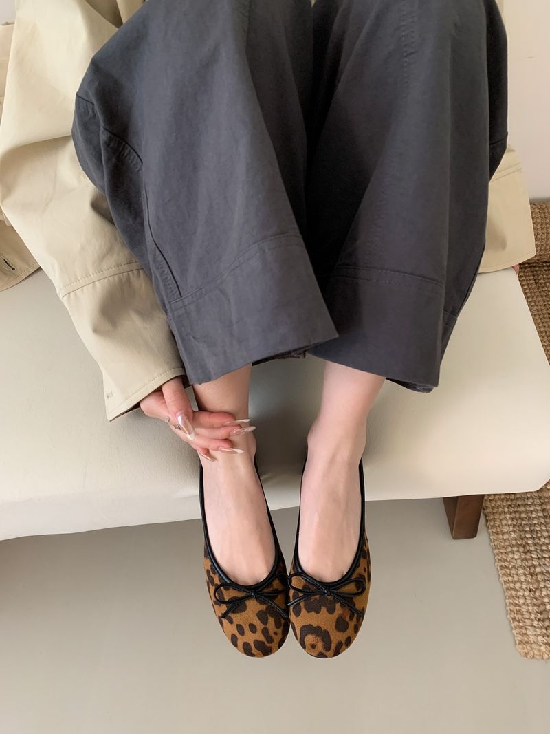 Płaskie buty damskie w stylu francuskim z kwadratowym noskiem, 2025, nowe, z kokardą z płytkiego materiału, aksamitne, pojedyncze, uniwersalne i wygodne, z nadrukiem w panterkę_voghion.com