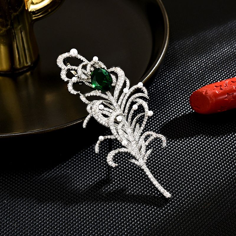 Nuova spilla di piume squisita alla moda coreana con accessori per fiori da petto con temperamento di perle di alta qualità e versatili per le donne_voghion.com