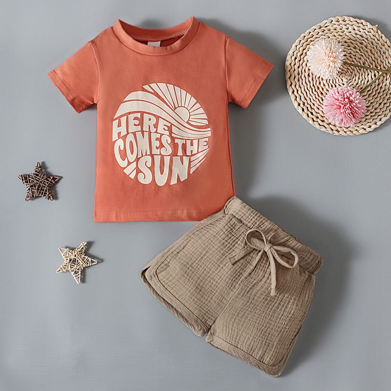 Mère et enfants Style d'été pour filles, haut à manches courtes imprimé avec lettres + short marron clair, vêtements deux pièces pour enfants_voghion.com