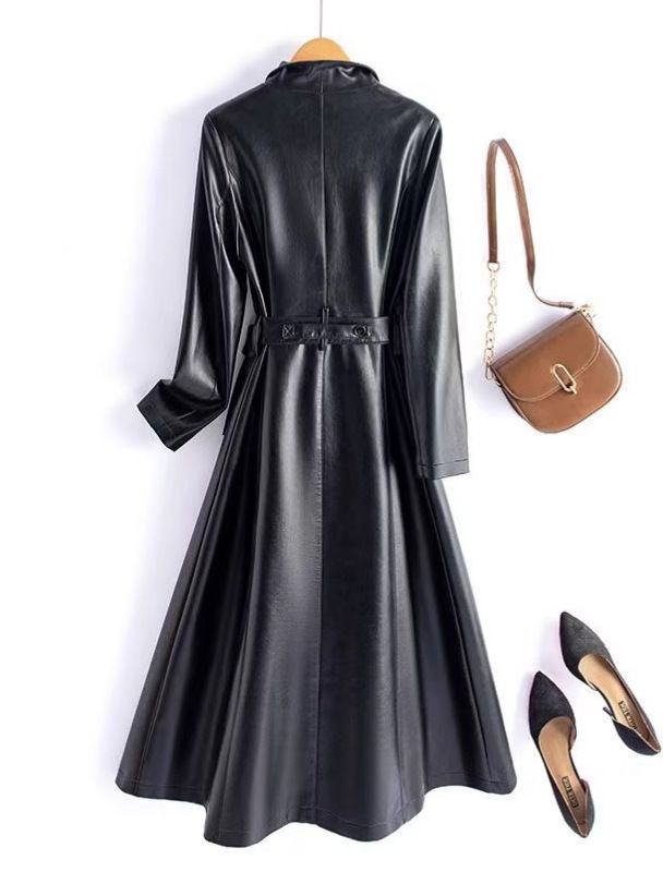 Elegante cappotto lungo in similpelle con trench da donna | Giacca in similpelle con cintura di ispirazione vintage | Soprabito taglie forti in nero, rosso Anchora e cioccolato_voghion.com