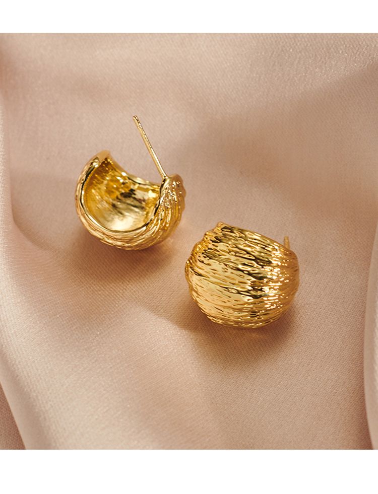 Orecchini francesi plissettati con texture spazzolata per donna, orecchini personalizzati e alla moda a forma di C, di alta qualità e d'atmosfera_voghion.com