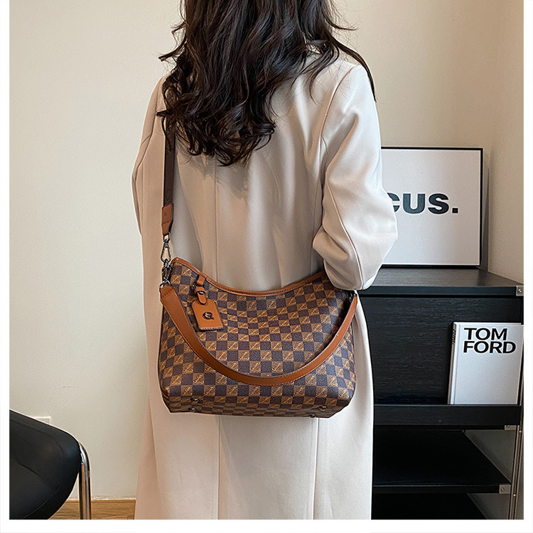 Bolsas de alta qualidade de grande capacidade para mulheres 2024 outono e inverno bolsas grandes populares versáteis letras impressas de um ombro bolsa quadrada pequena_voghion.com