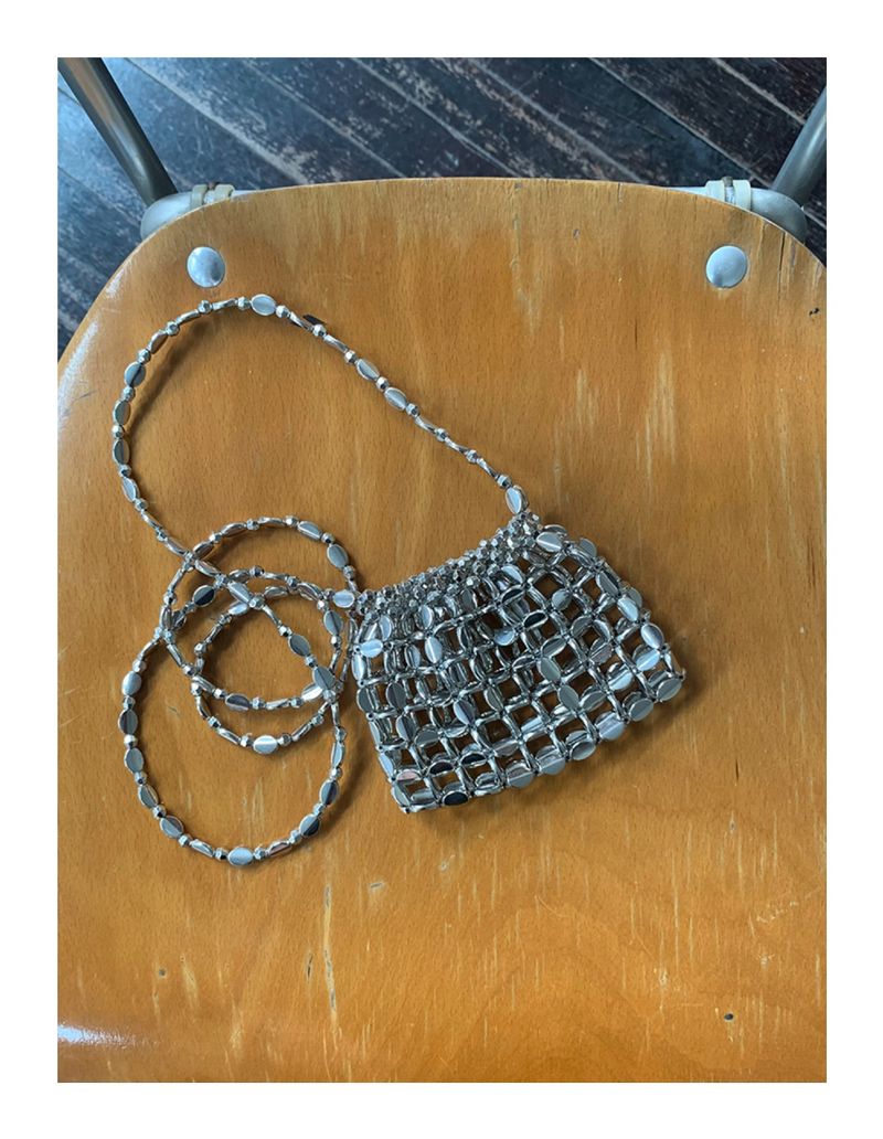 Perles tissées à la main en argent métallisé, modèle Hottie avec sac à bandoulière compact_voghion.com