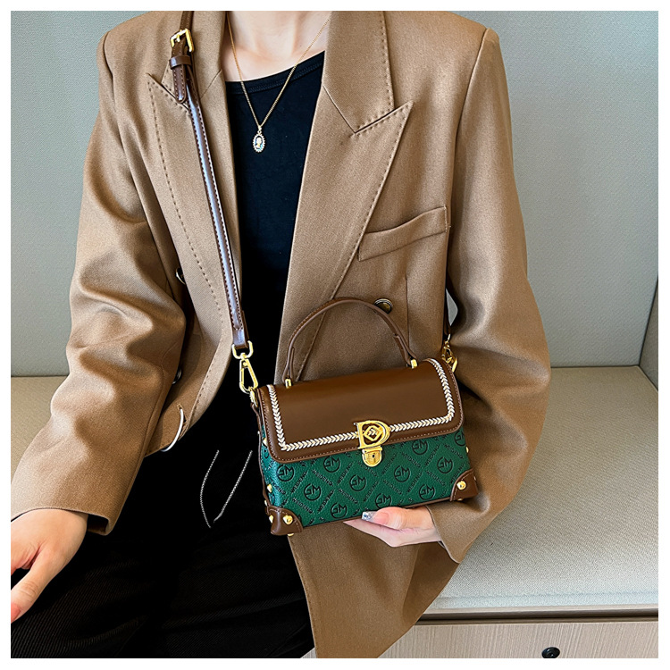 High-End-Textur-Mode-Retro-Damentasche 2023 neues Temperament vielseitiger Stil Damen-One-Shoulder-Cross-Body-handgehaltene kleine quadratische Tasche_voghion.com