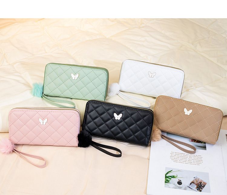 Vintage lang pung med sommerfugledetaljer og quiltet design - Elegant Chanel-inspireret møntpung med pompon-vedhæng og plads til flere kort_voghion.com