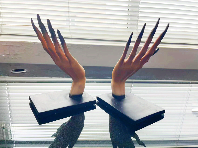 2pcs/set Witchy Hand Book Stand, Resin Witch Hand Bookcase Decoration, Halloween Horror Demon Hand Funny Crafts Desktop Bookcase Decoration Decoration_voghion.com