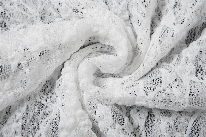 T-shirt versatile slim fit con apertura ombelico, in rete di filato, a maniche corte, con scollo rotondo e tendenza moda estate 2025 da donna_voghion.com