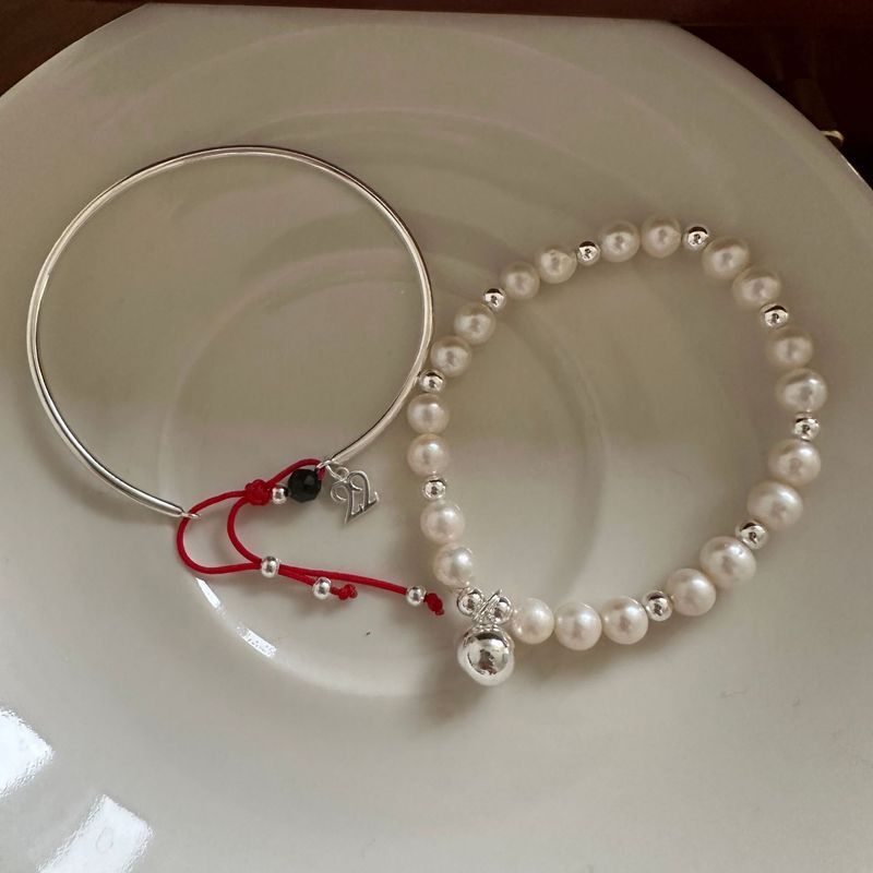 Pulsera de plata pura con diseño en capas de perlas de hilo rojo. Nueva primavera 2024. Versátil y moderna._voghion.com