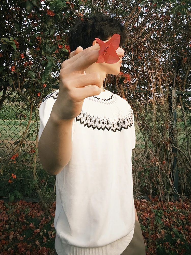 Maglietta estiva da uomo in maglia retrò a maniche corte con fiori intrecciati di alta qualità, con spalle scoperte_voghion.com