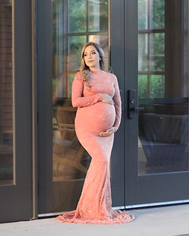 Abito da sera premaman in pizzo con scollo rotondo e strascico, abito lungo da donna_voghion.com