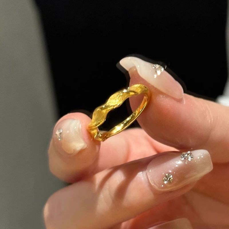 Il nuovo anello intrecciato colorato di Jindian con chiusura semplice, caratterizzato da un lusso leggero, una tendenza alla moda, una nicchia e un'alta gamma_voghion.com