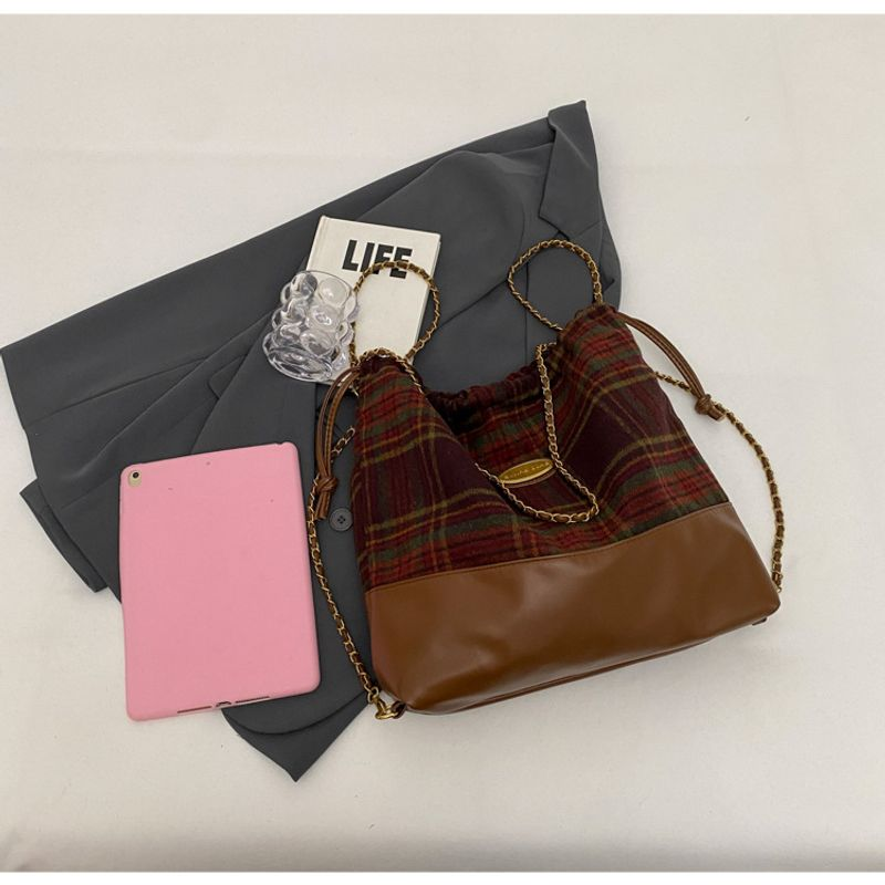 Zaino da donna in lana con catena, capacità grande, autunno e inverno, nuovo a tracolla, popolare, design di nicchia, morbido, sensazione di velluto, secchiello_voghion.com