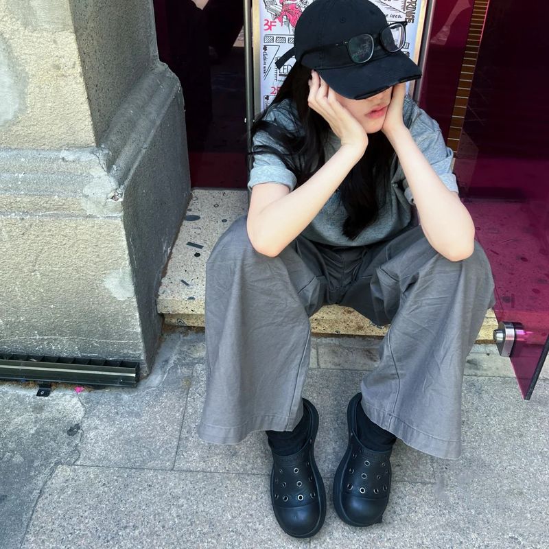 grandi vecchie scarpe sporche con buco nel tunnel del vento, sandali, pantofole estive, sandali casual con suola spessa_voghion.com