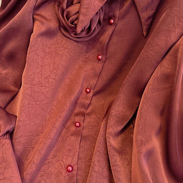 Camicetta floreale con collo alto e maniche a sbuffo – Elegante camicia in raso French Chic da donna, leggera camicetta a maniche lunghe con apertura frontale (rosso, marrone, nero)_voghion.com