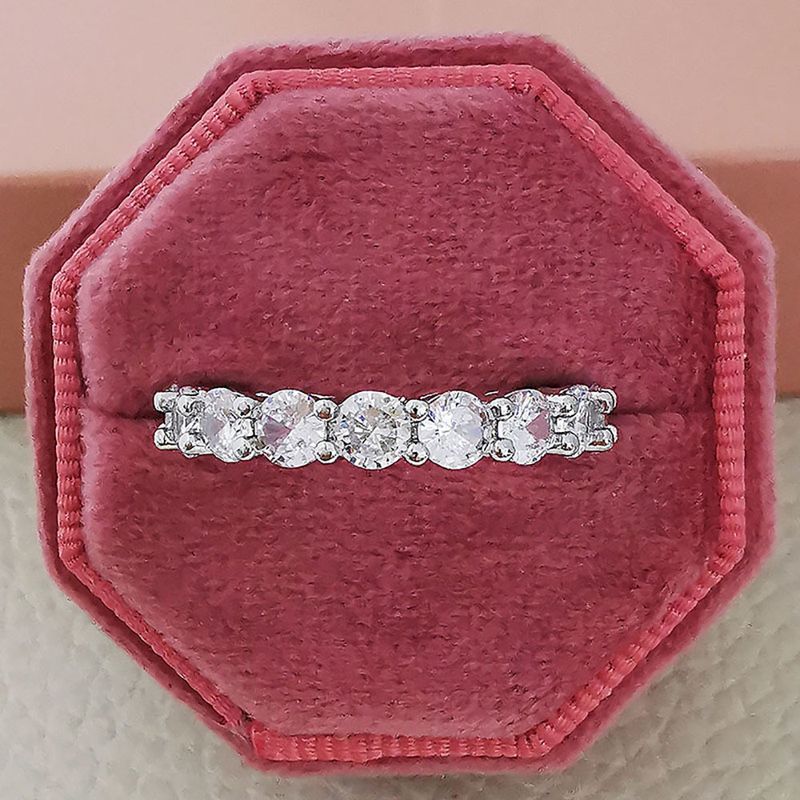 Anello semplice con diamante pieno di zirconi di lusso Senso di design avanzato di minoranza femminile r4577_voghion.com