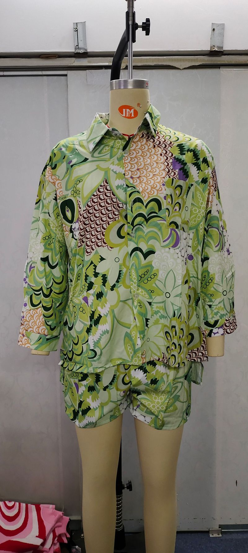 Abbigliamento donna moda casual completo spiaggia protezione solare completo camicia a maniche lunghe pantaloncini foulard completo tre pezzi_voghion.com