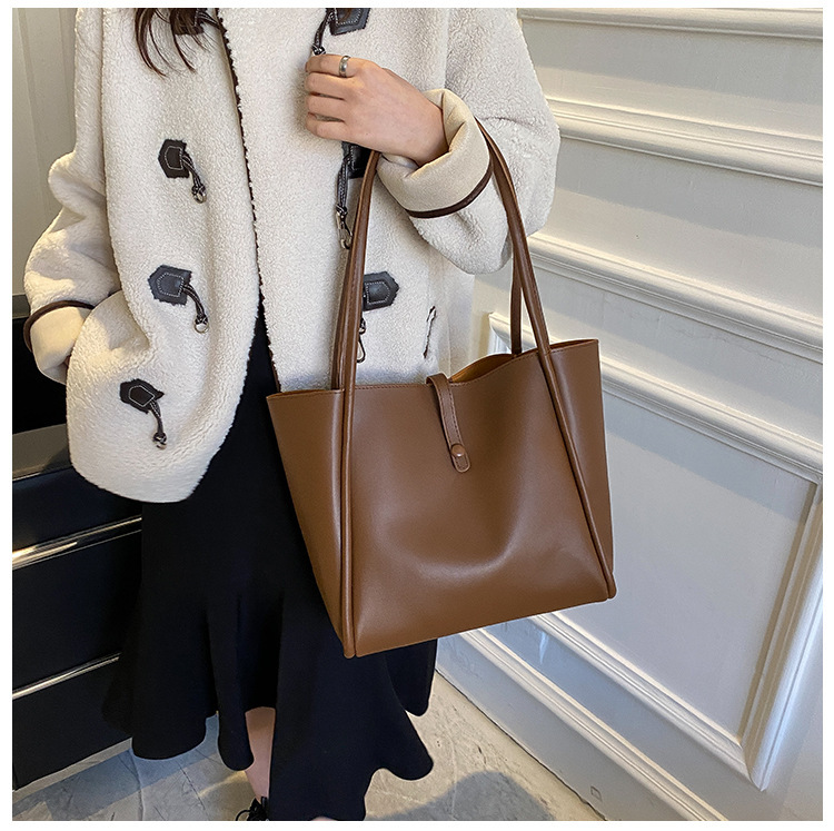 Koreanische Version der einfarbigen Muttertasche 2023 Neue Damentasche Einfache tragbare Tragetasche Große Kapazität Pendelmode Umhängetasche_voghion.com