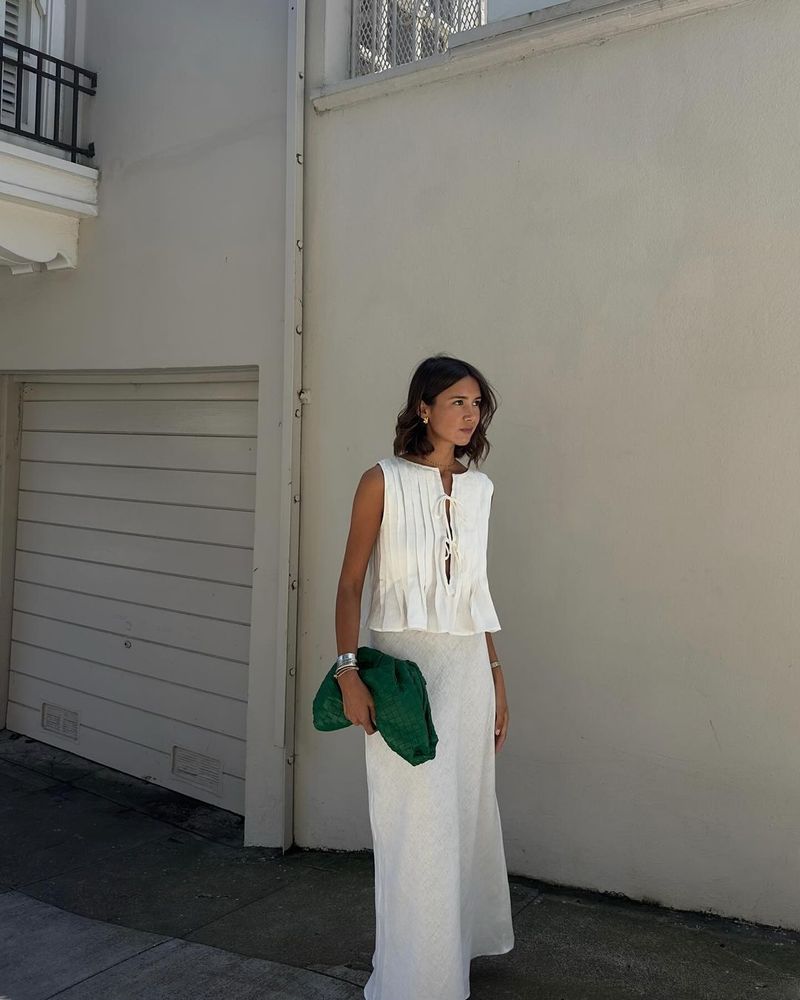 Completo da donna europeo e americano, primavera ed estate 2025, in cotone e lino, senza maniche, due pezzi, con camicia e gonna lunga da donna con spalline sottili._voghion.com