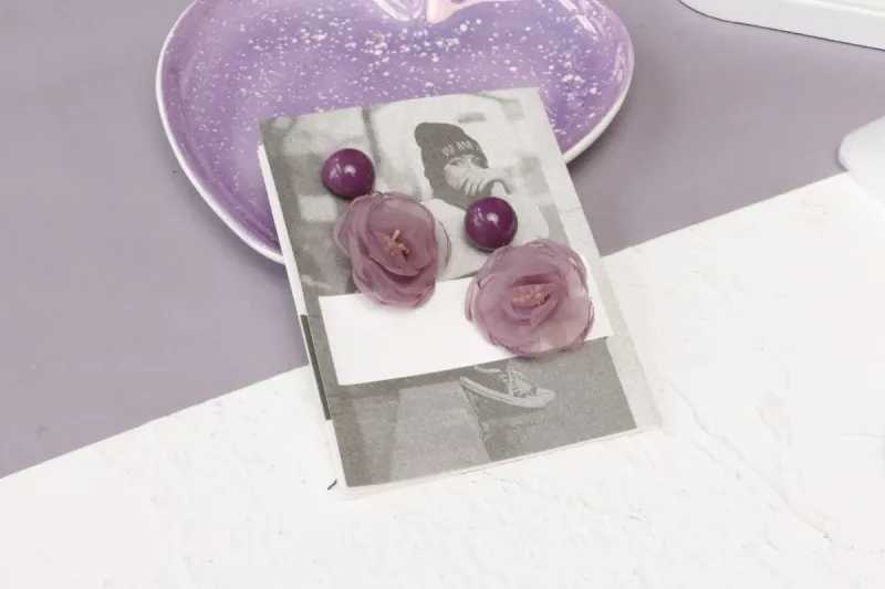 Collana con catena per clavicola con lacci, fatta a mano, motivo temperamento, orecchini viola tridimensionali, decorazione coordinata originale_voghion.com