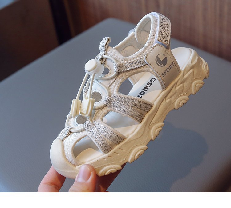 Ragazzi, ragazzi, ragazze, scarpe sportive, studenti e sandali_voghion.com