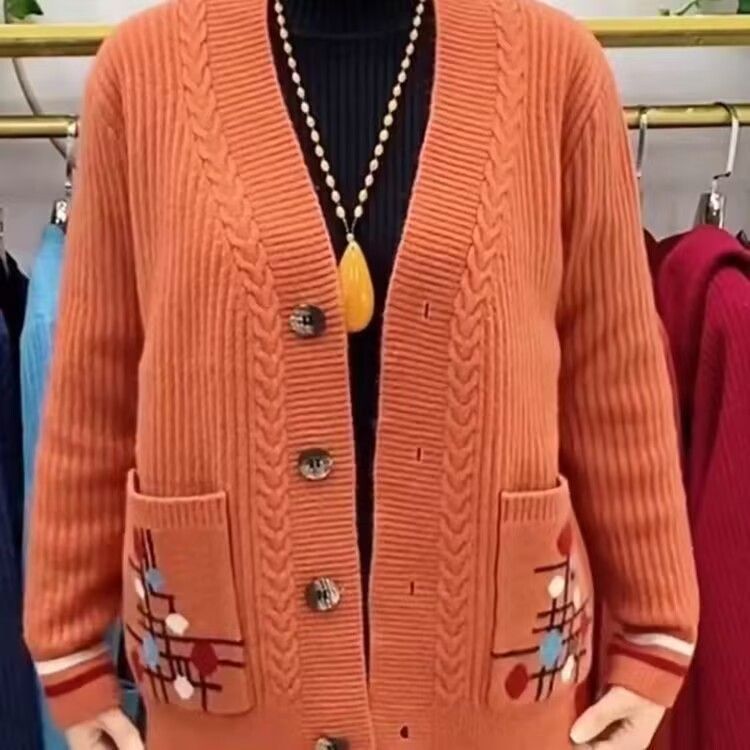 Eleganter Cardigan mit V-Ausschnitt und zwei Taschen. Weicher Strickpullover mit offener Vorderseite. Bequemer, lockerer Schnitt. Langarm-Überzug. 3D-Jacquard-Muster_voghion.com
