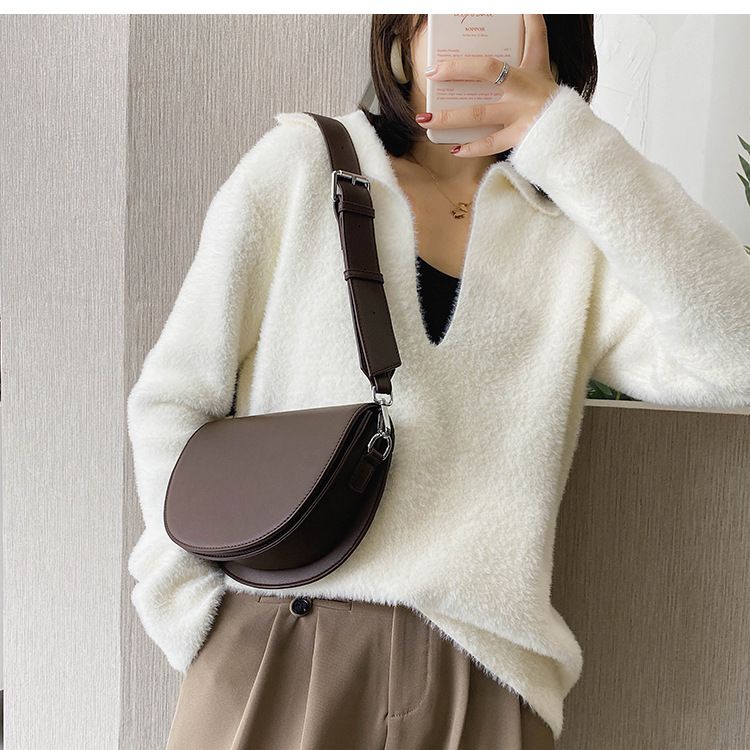 Internet-Promi-Textur breiter Riemen einzelne Schulter Crossbody Damen Frühling neue trendige Satteltasche_voghion.com
