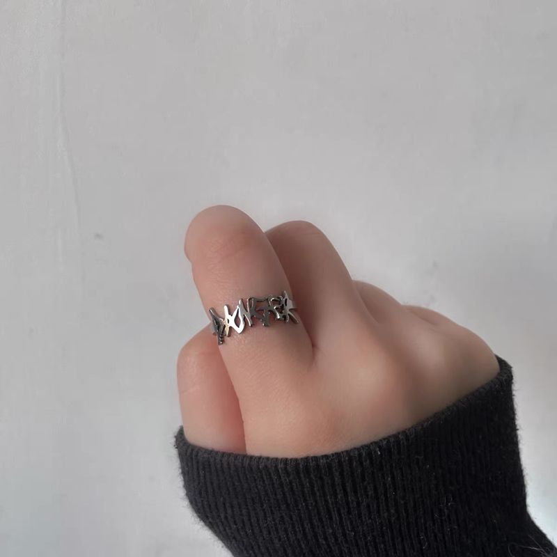 Anello in rame con lettera in titanio e spina, stile punk semplice, in acciaio inossidabile scuro_voghion.com
