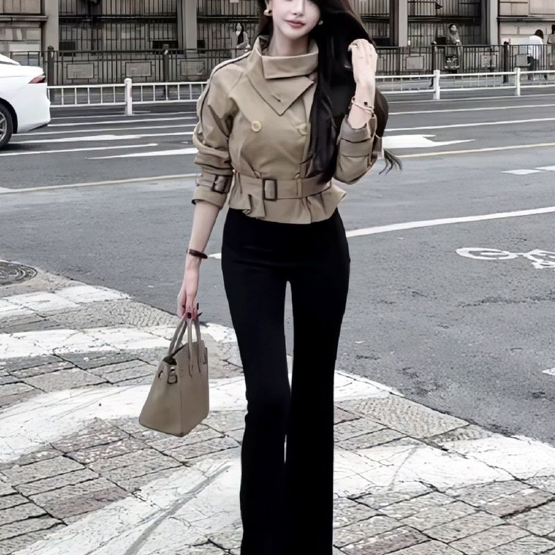 Gabardina corta color caqui de alta gama con doble botonadura y cuello alto para mujer, estilo urbano elegante y moderno de otoño._voghion.com