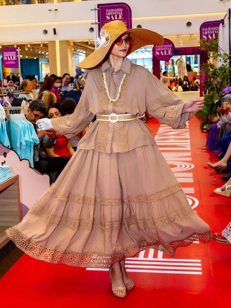 Damenbekleidung: Zweiteiliger Anzug aus Bluse mit Spitzenapplikationen für Damen und lockerem Rock mit langem Rock_voghion.com