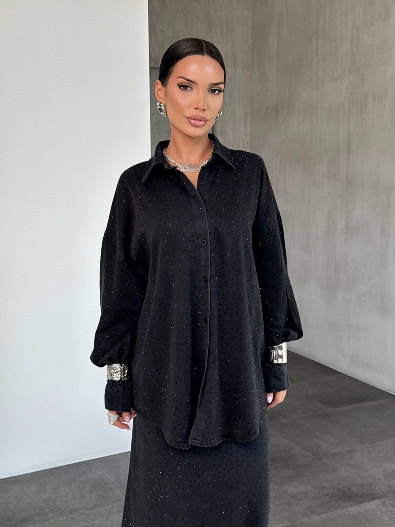 Completo in denim vintage effetto consumato: camicia oversize con bottoni e gonna lunga a vita alta con dettagli allacciati_voghion.com