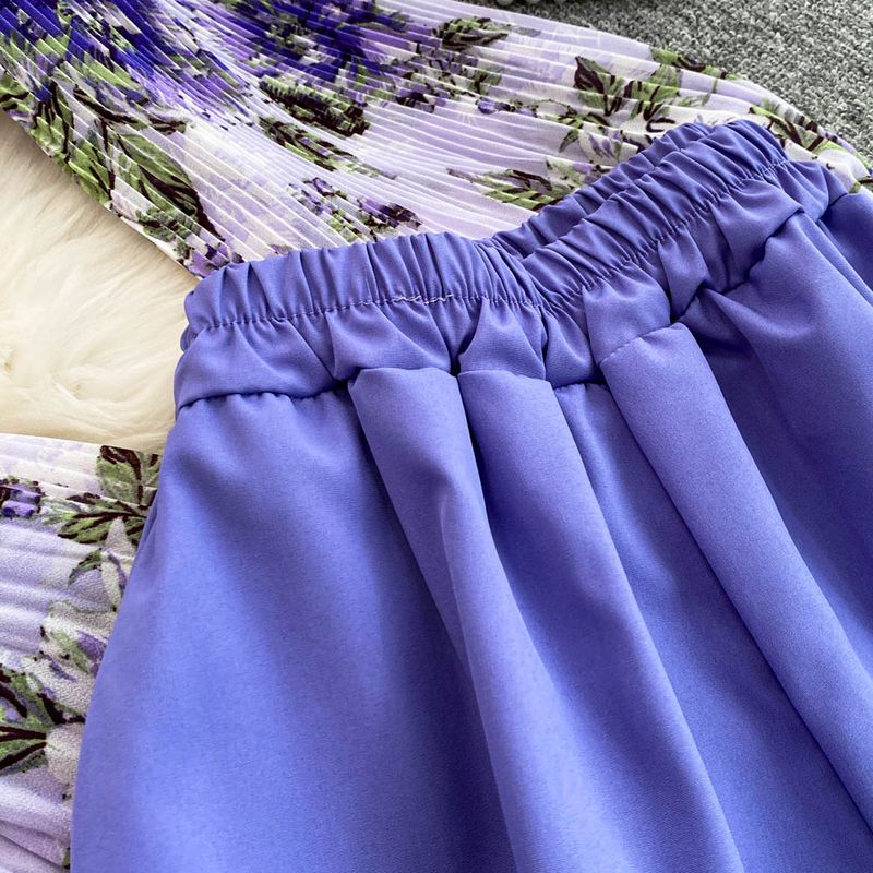 Completo da donna in due pezzi, stile maturo e leggero, con camicia a pieghe a fiori e vita ampia + pantaloni dritti a gamba larga e vita alta._voghion.com