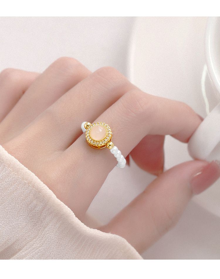 2024 Nuovo anello in pietra di polvere Piccola esplosione di patate dolci Anello elastico con perla ad alto valore cromatico Design di nicchia_voghion.com