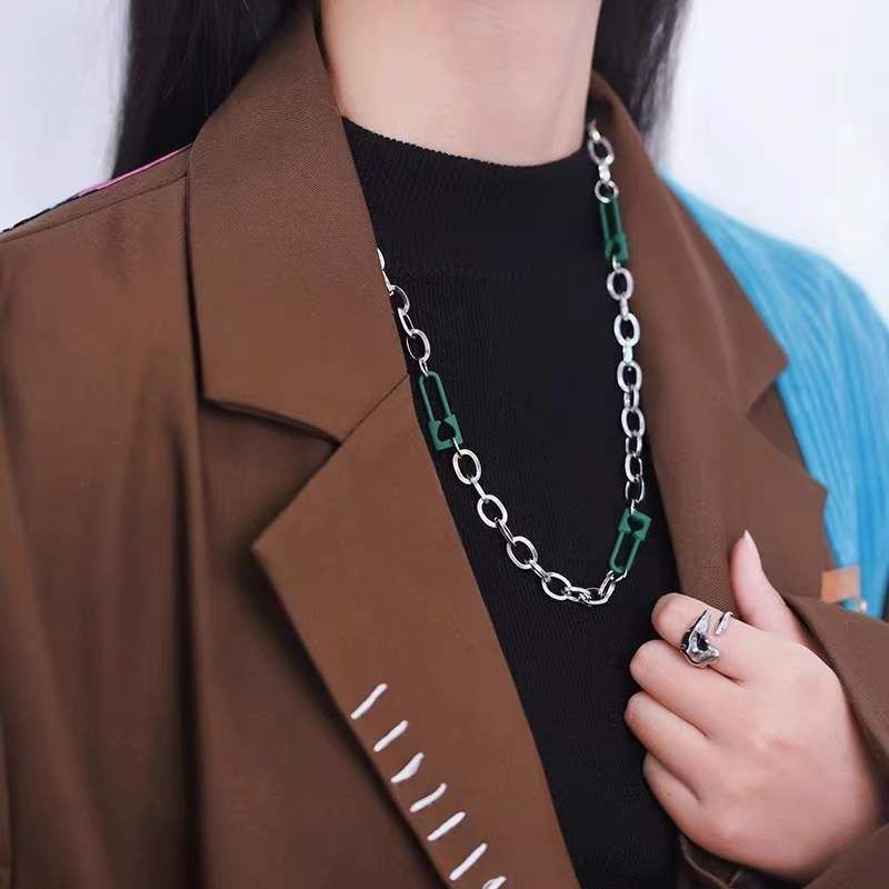 Collana da donna con orso dolce e violento, design di nicchia, catena per felpa con croce avvolta, accessori autunno inverno per_voghion.com