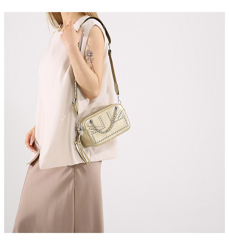 Sac à bandoulière à rivets personnalisé pour femme, nouvelle conception de niche d'été 2024, sac à bandoulière tendance_voghion.com