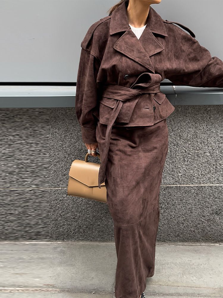 Completo da donna con trench corto, gonna midi e colletto a tacca in pelle scamosciata retrò - Abbigliamento casual da ufficio autunnale, comodo ed elegante_voghion.com