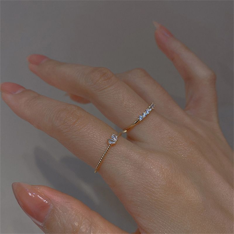 2025 Nuovi arrivi 2 pezzi anelli a forma di cuore in cristallo delicato ed elegante per donne e ragazze color oro, set di anelli per dita delicati e impilabili_voghion.com